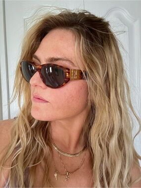 90’s VINTAGE Fendi Tortoiseshell With Gold Logo Sunglasses